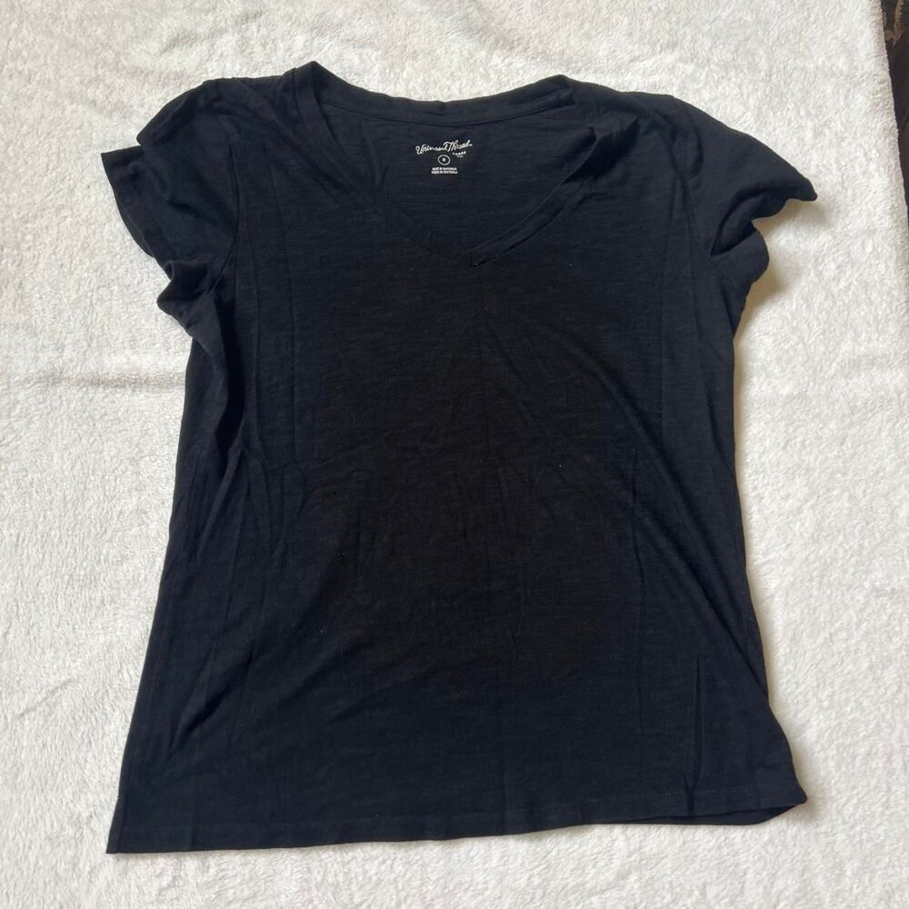 Black Universal Thread v-neck t-shirt women's medium excellent used conditon